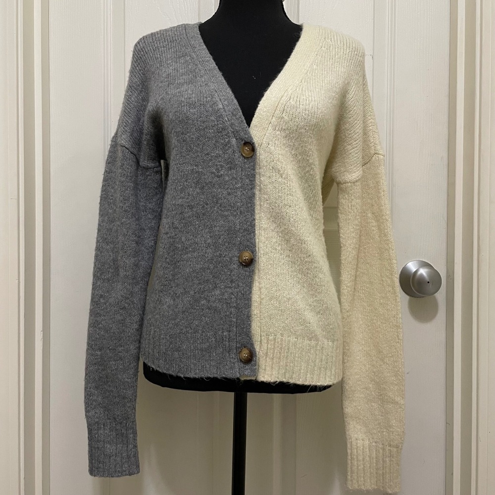Olivia Sky‎ Knit Cardigan Sweater V-Neck Gray Cream Color Block Button Up Small